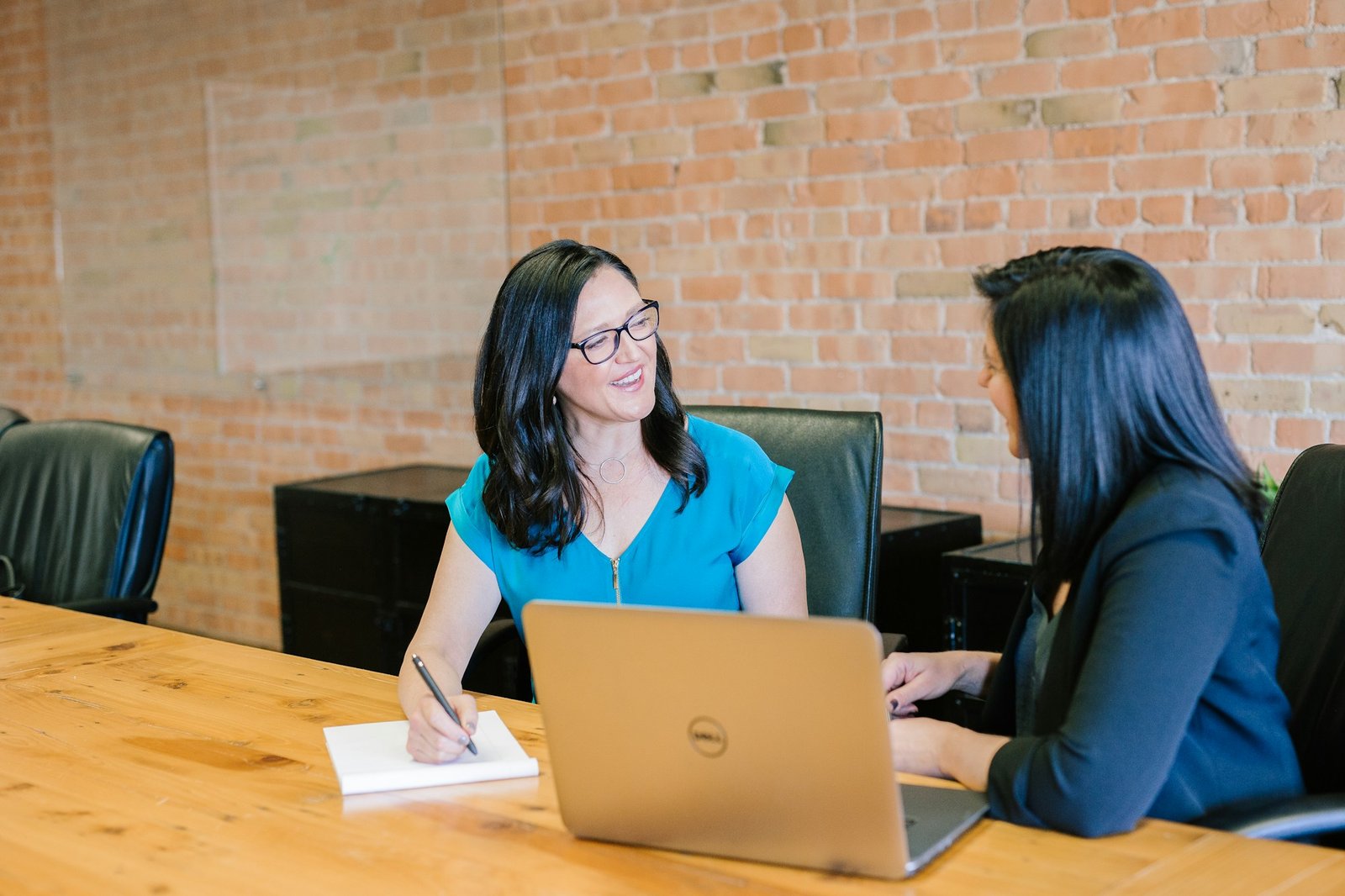 Deux femmes travaillant ensemble dans un bureau