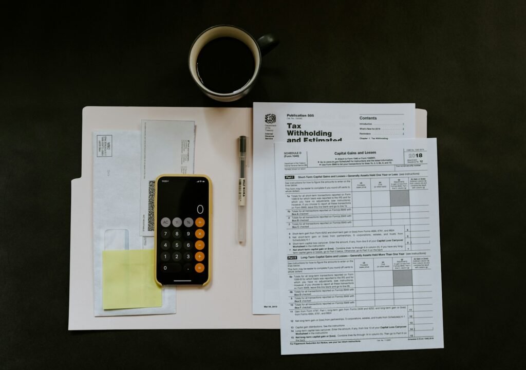 Formulaire fiscal, stylo et téléphone sur un dossier