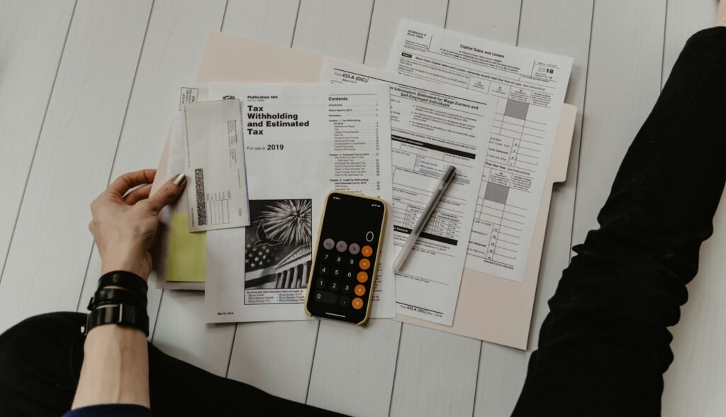 Revue de documents financiers avec calculatrice