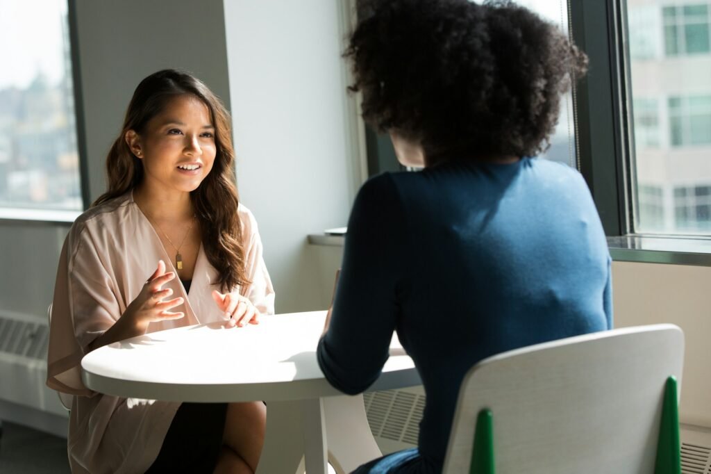 Deux femmes assises en discussion