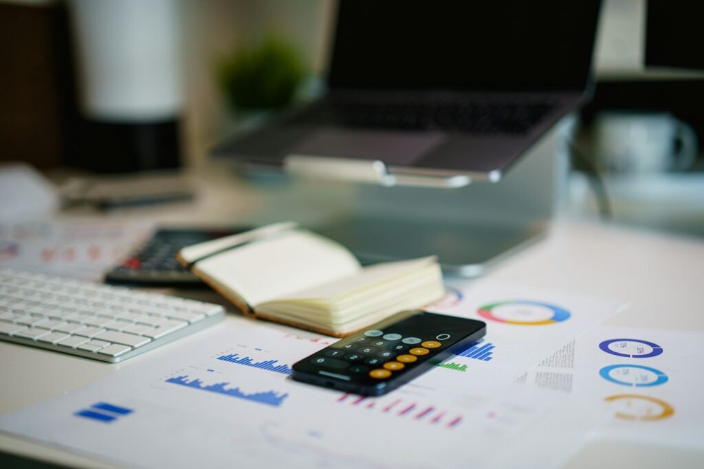 Graphiques financiers sur un bureau