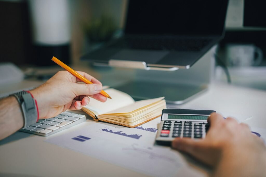 Bureau avec calculatrice et carnet pour la tenue de livres